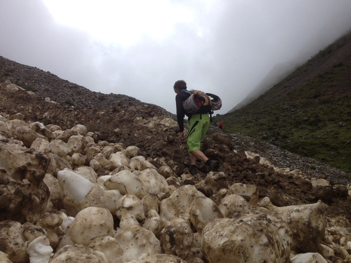 Fabrizio traverse une avalanche dans la reÌgion du Salkantay